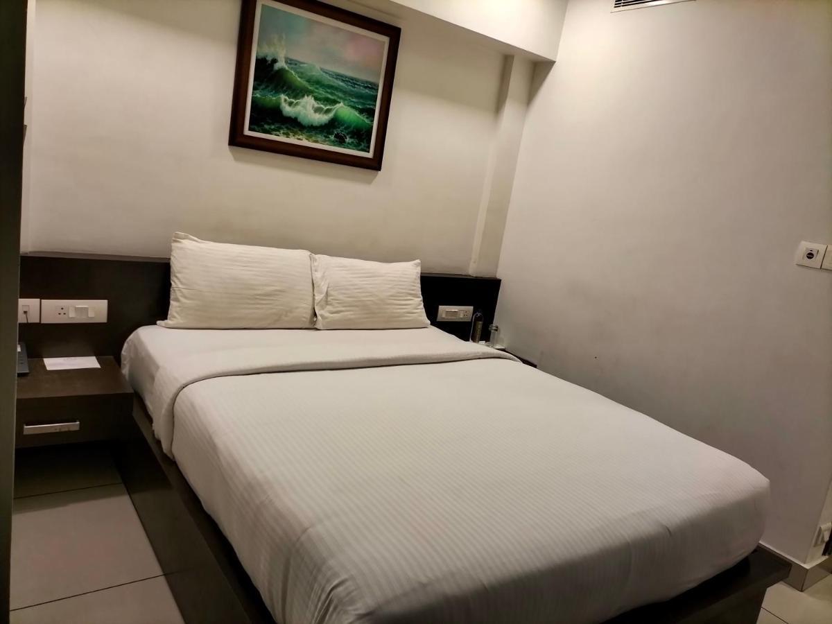 Saas Residency Hotel Кожикод Екстериор снимка