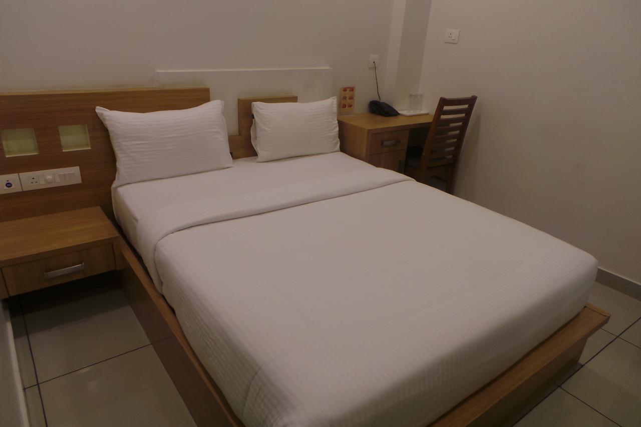 Saas Residency Hotel Кожикод Екстериор снимка