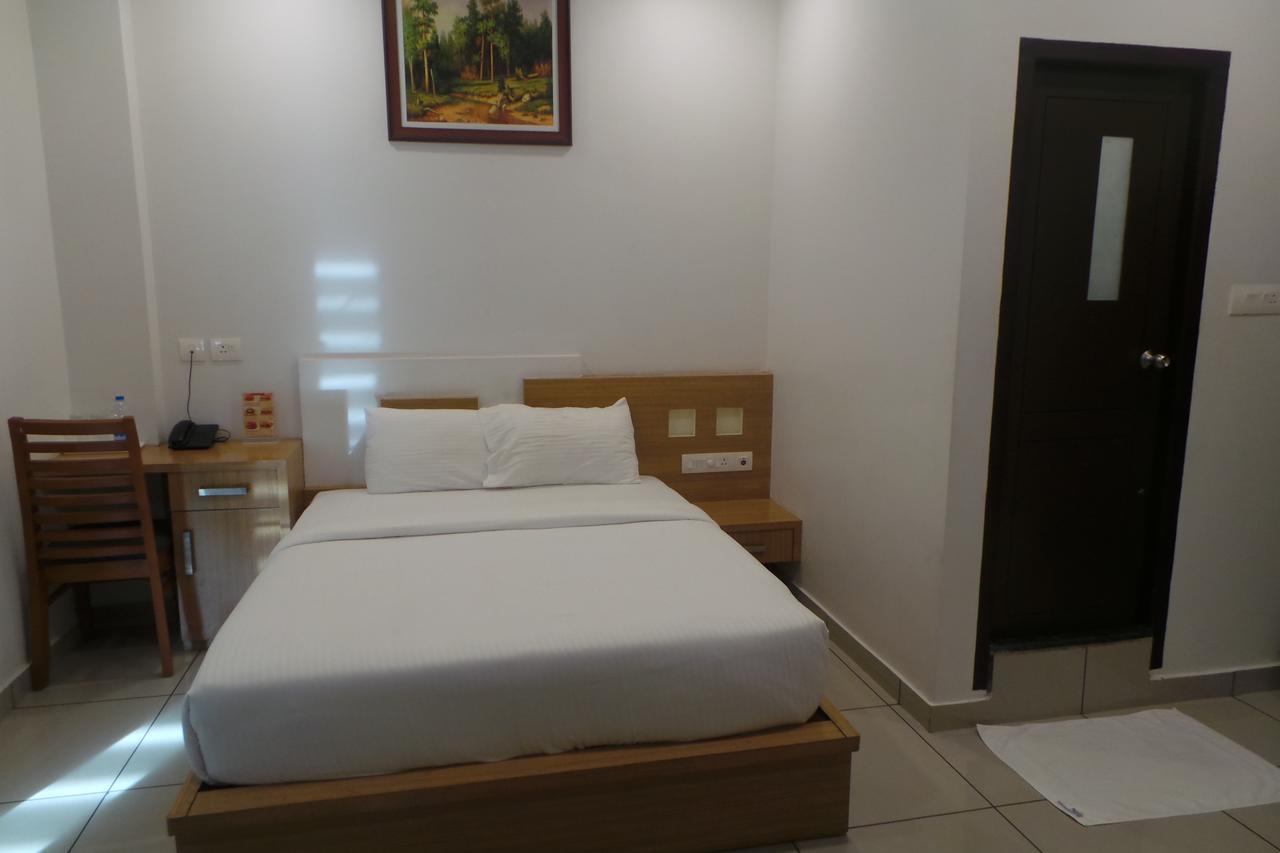 Saas Residency Hotel Кожикод Екстериор снимка