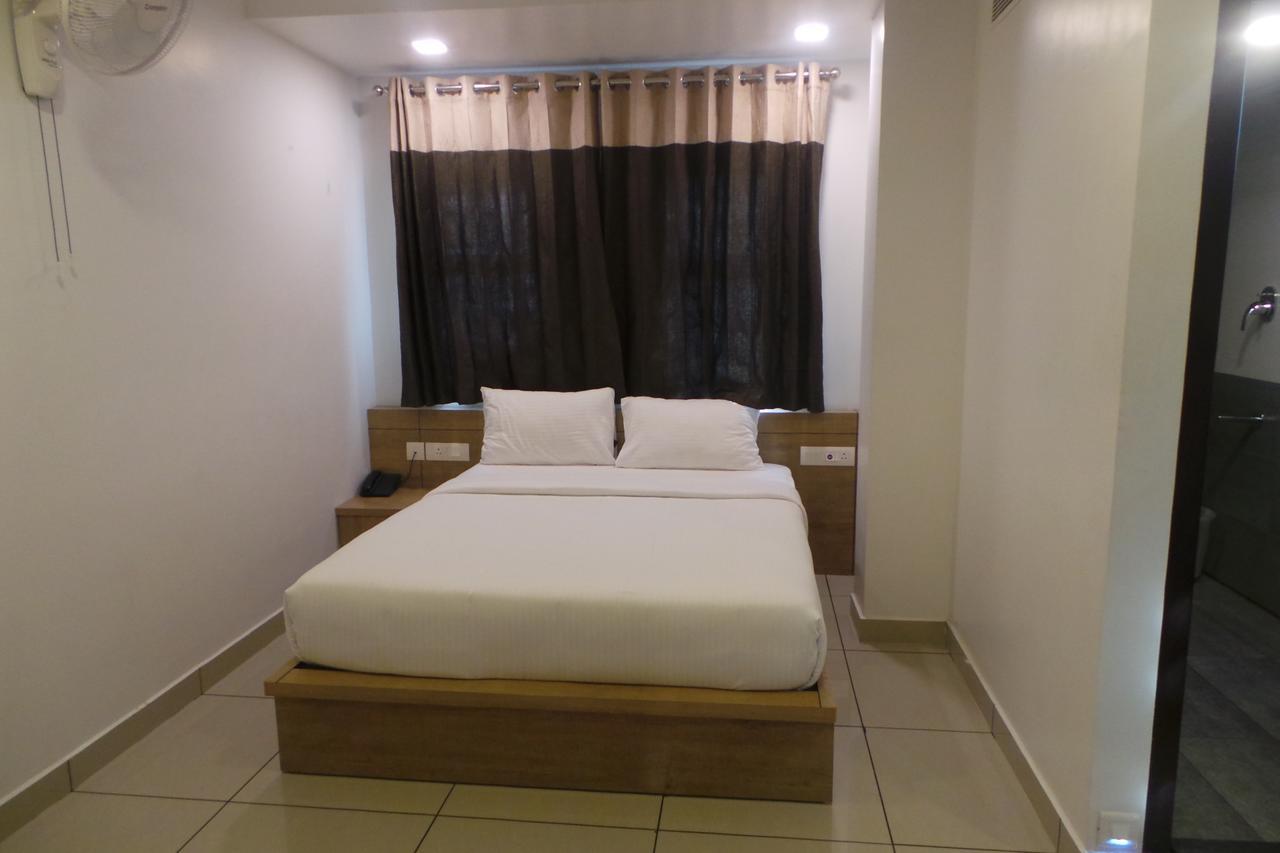 Saas Residency Hotel Кожикод Екстериор снимка